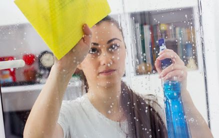 Mujer limpiando vidrio